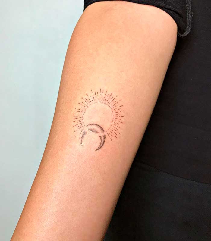 tatuajes de sol y luna minimalistas