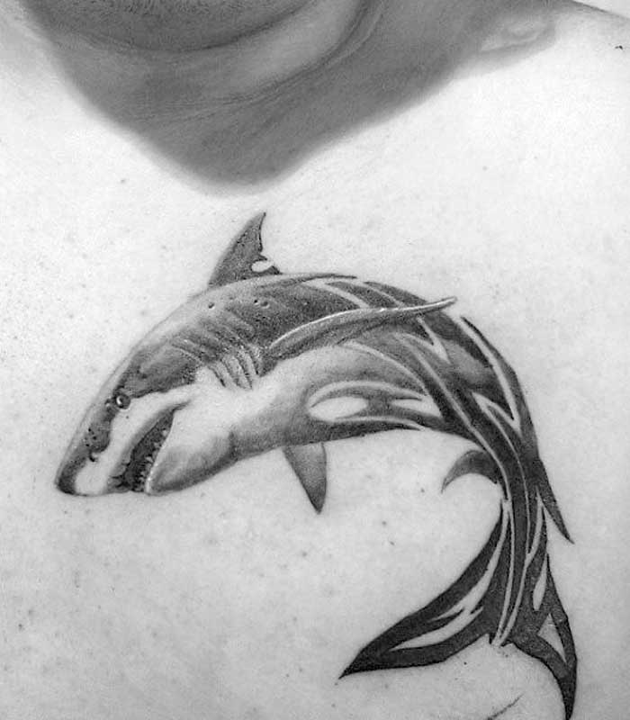 tatuajes de tiburones en el pecho