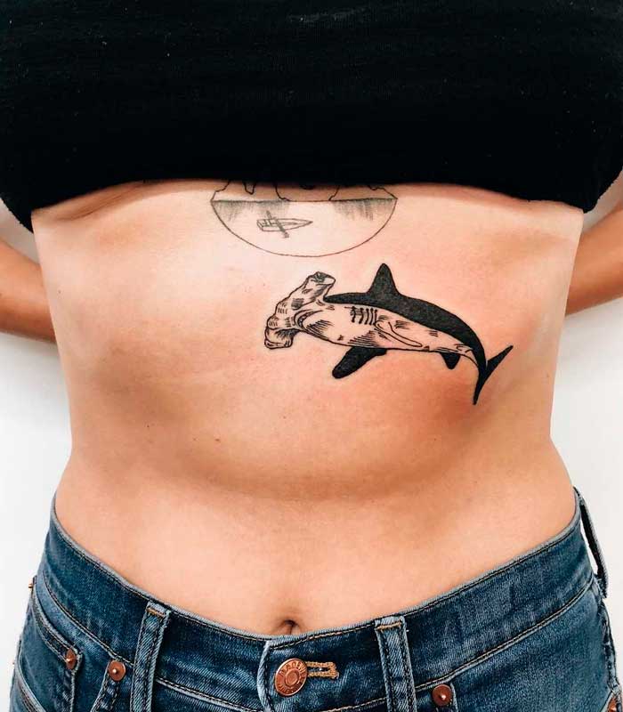 tatuajes de tiburones en el vientre