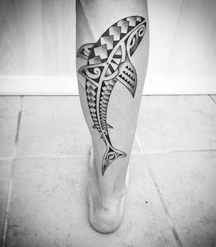 tatuajes de tiburones en la pierna