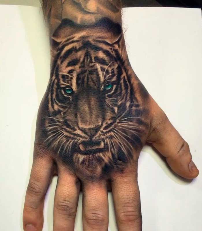 tatuajes de tigres en la mano