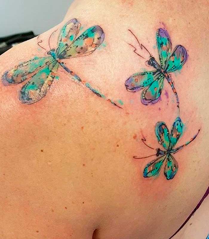 tatuajes de tres libelulas