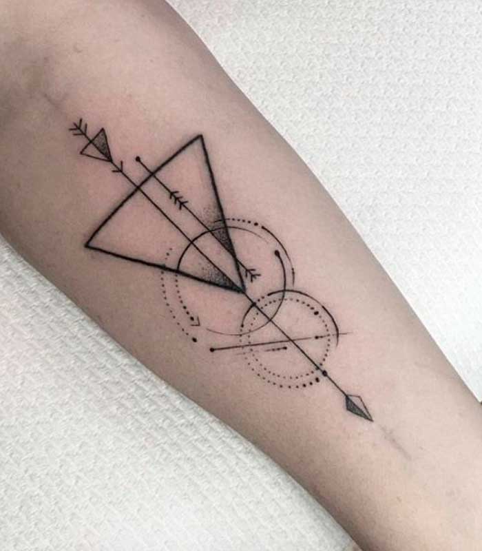 tatuajes de triangulos con flechas