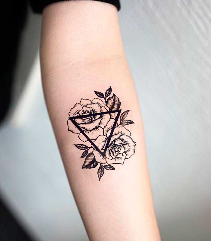 tatuajes de triangulos con flores