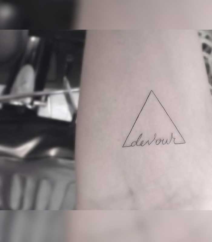 tatuajes de triangulos con frases