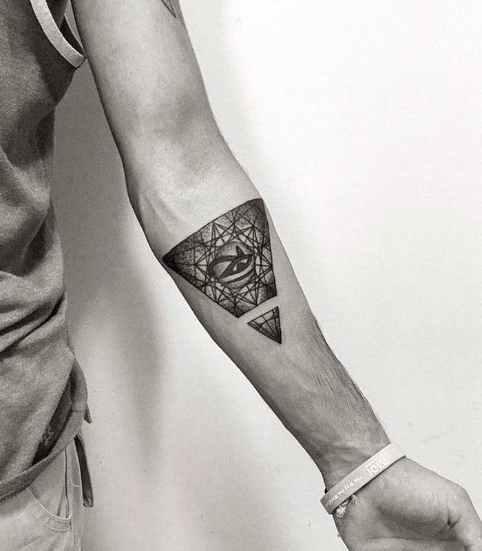 tatuajes de triangulos en el antebrazo