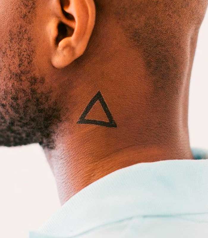 tatuajes de triangulos en el cuello