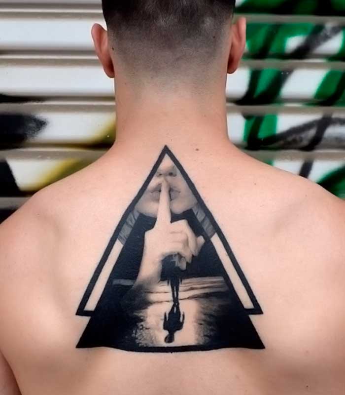 tatuajes de triangulos en la espalda