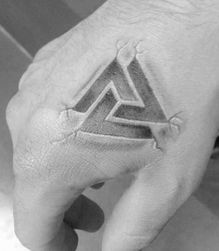 tatuajes de triangulos en la mano