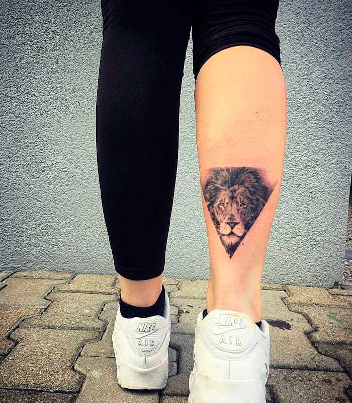 tatuajes de triangulos en la pierna