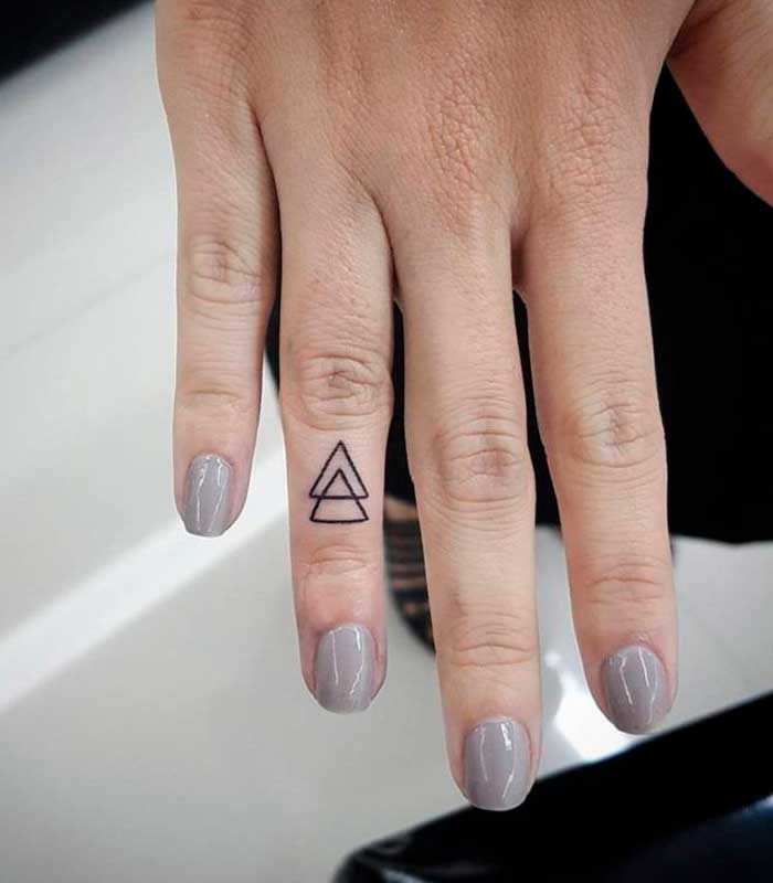 tatuajes de triangulos en los dedos