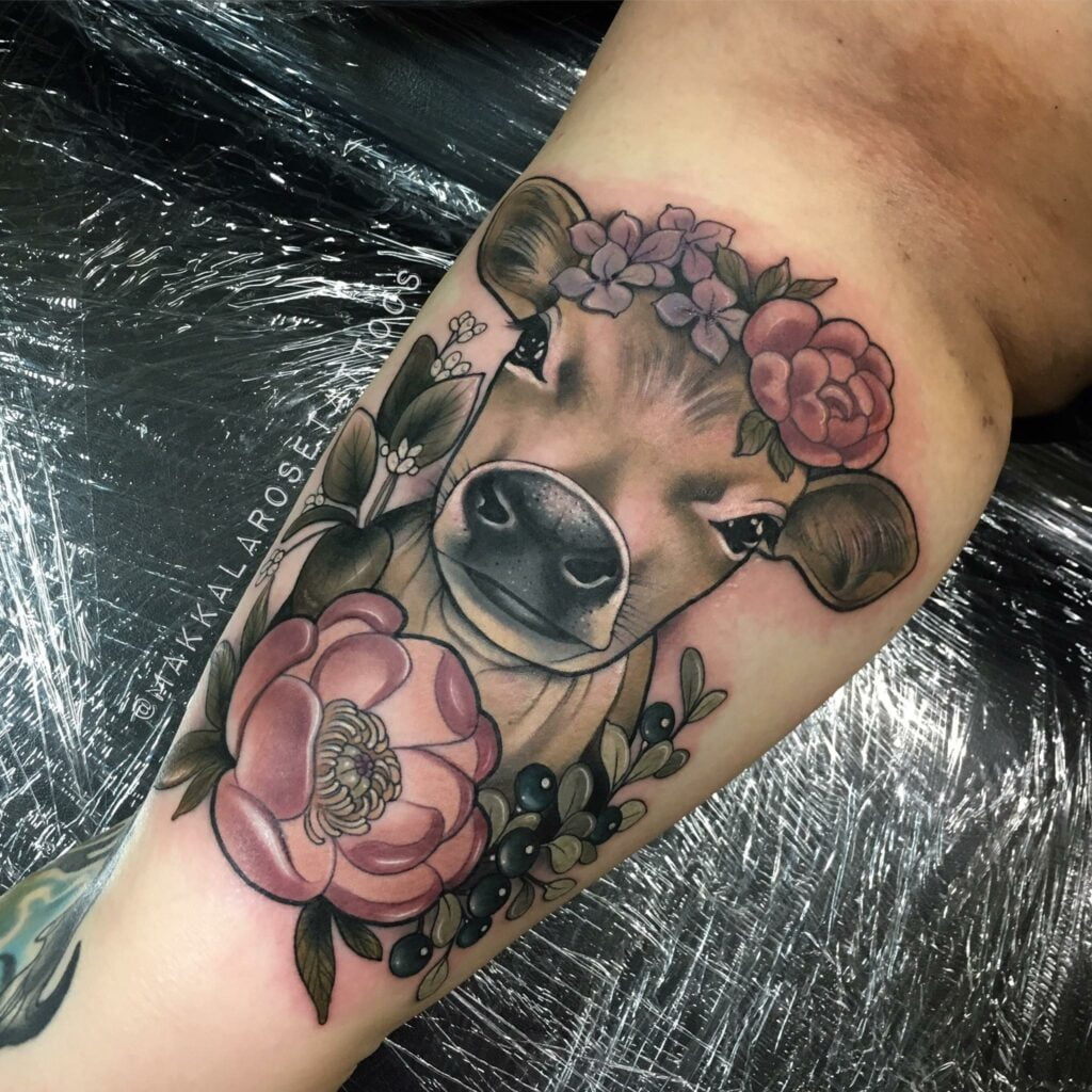 tatuajes de vacas con flores y rosas
