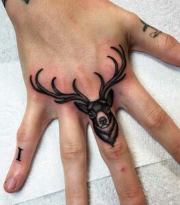 Tatuajes de venados en la mano