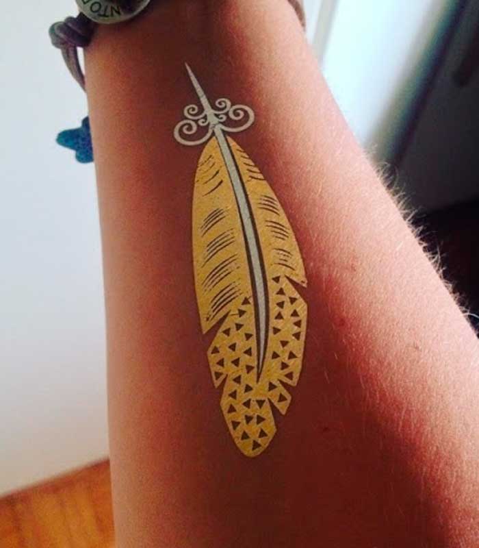 tatuajes dorados de plumas