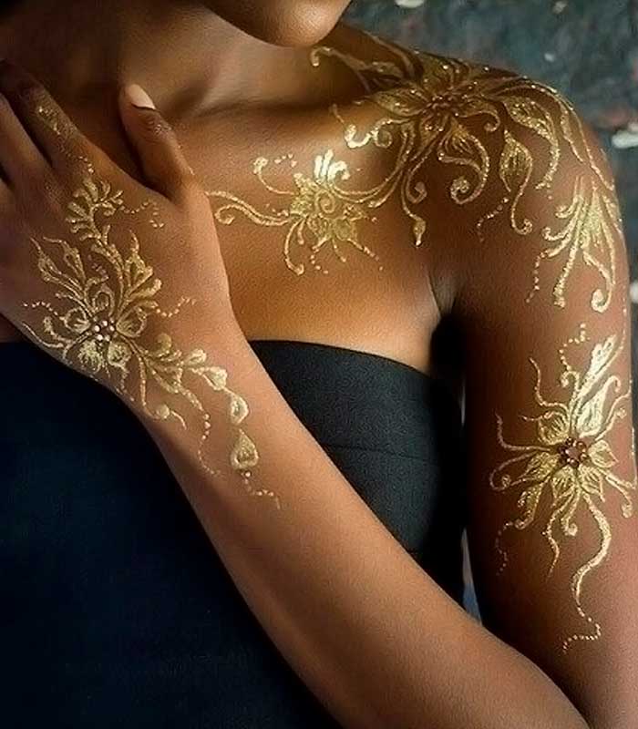 tatuajes dorados en piel morena