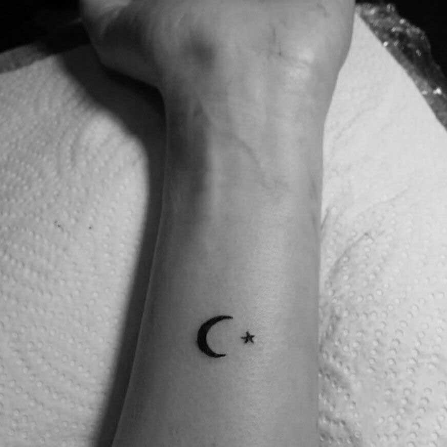 tatuajes estrellas y lunas