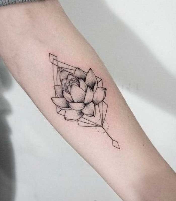 tatuajes flor de loto en el antebrazo