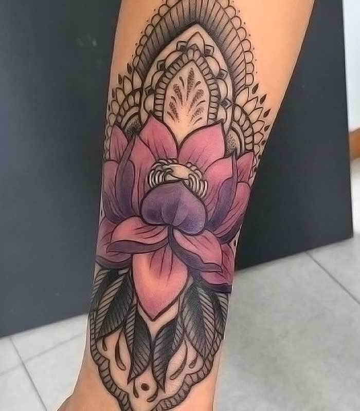 tatuajes flor de loto en el brazo