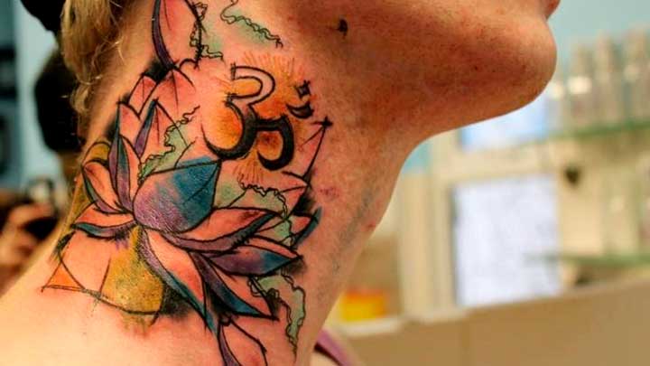tatuajes flor de loto en el cuello