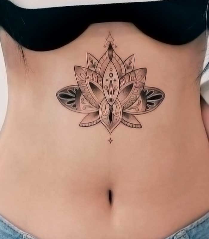 tatuajes flor de loto en el vientre y barriga