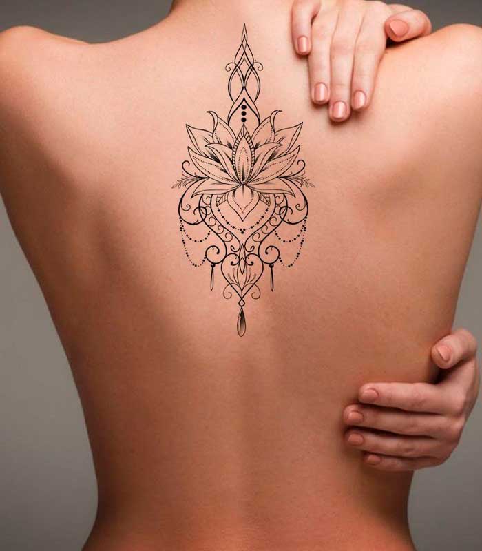 tatuajes flor de loto en la espalda
