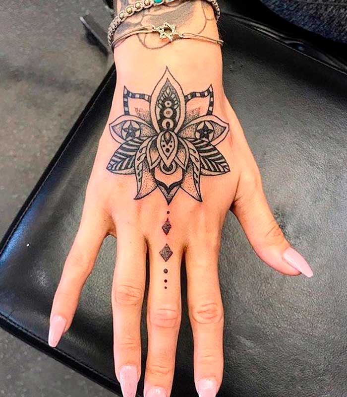 tatuajes flor de loto en la mano