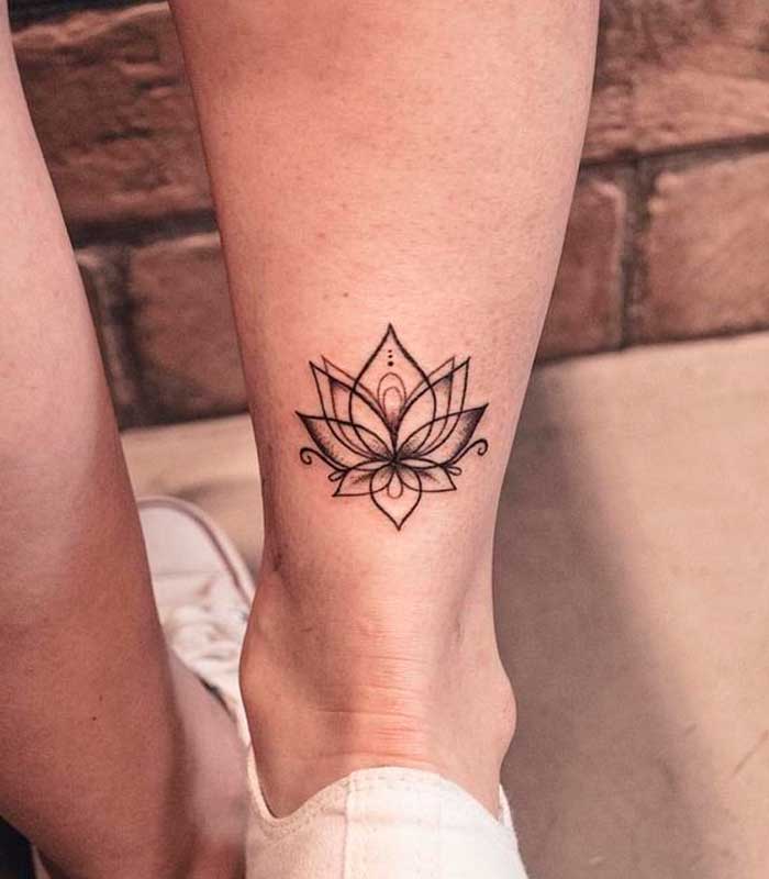 tatuajes flor de loto en la pantorilla