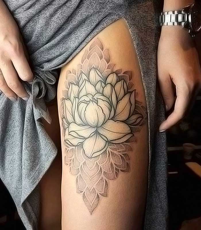 tatuajes flor de loto en la pierna