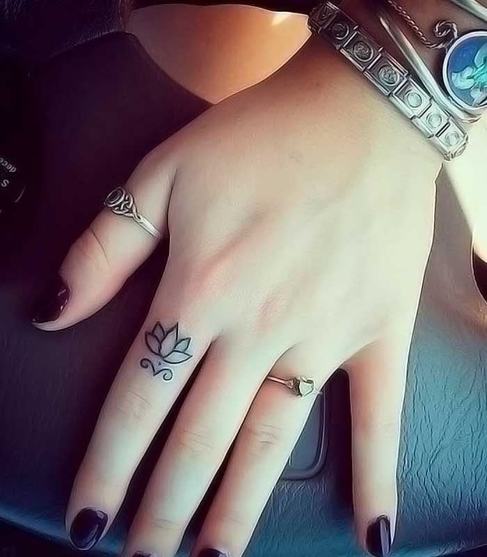 tatuajes flor de loto en los dedos