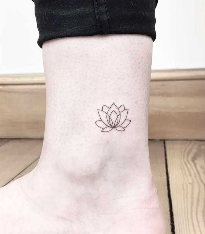 tatuajes flor de loto minimalistas