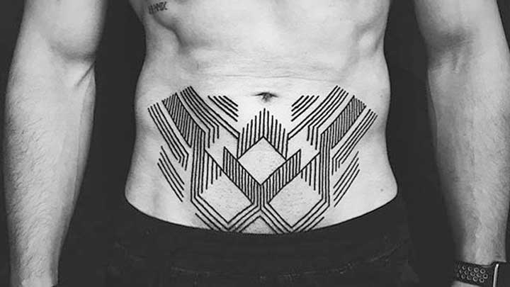 tatuajes geometricos en el abdomen