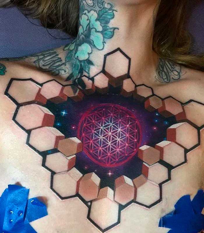 tatuajes geometricos en el pecho