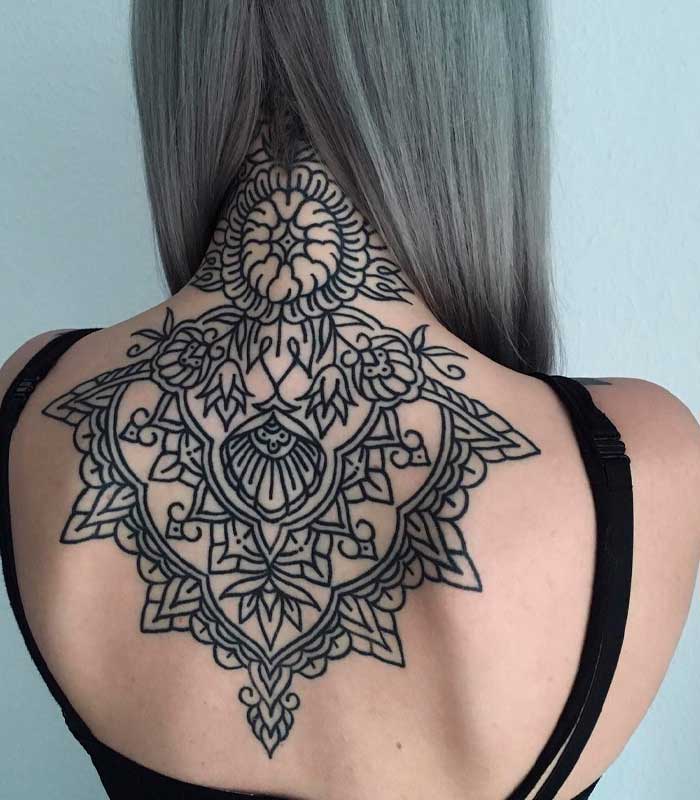 tatuajes geometricos en la espalda