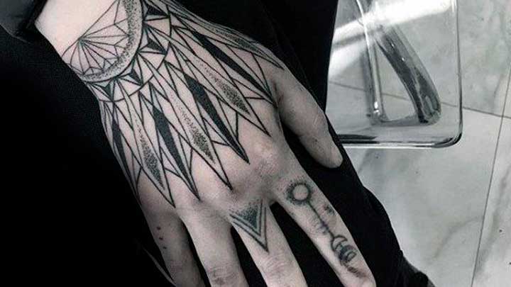 tatuajes geometricos en la mano y dedos