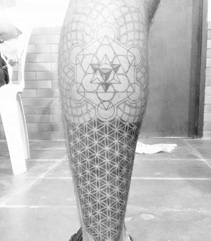 tatuajes geometricos en la pierna
