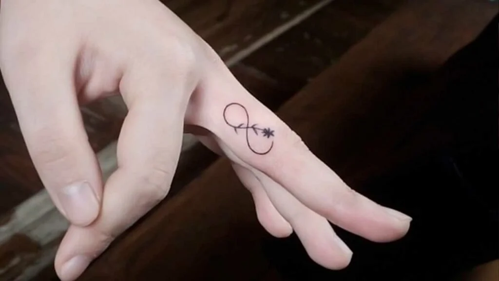 tatuajes infinito en los dedos