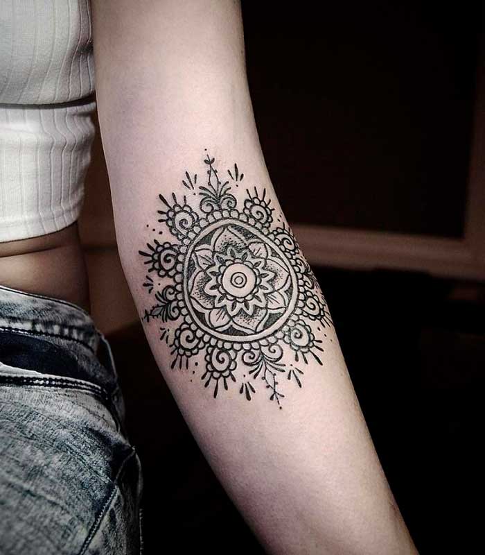 tatuajes mandalas en el brazo