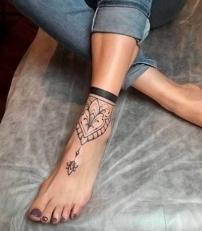 tatuajes mandalas en el pie