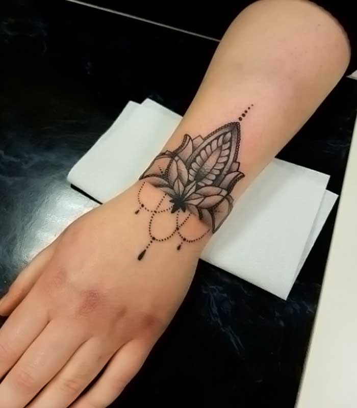 tatuajes mandalas en la mano y muneca