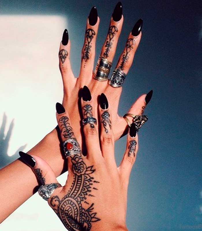 tatuajes mandalas en los dedos