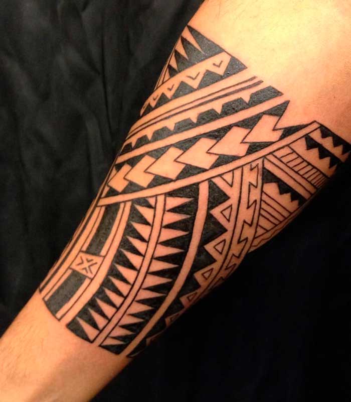 tatuajes maories en el brazo