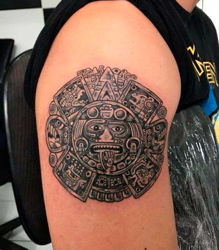tatuajes mayas en el brazo