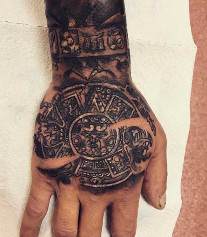 tatuajes mayas en la mano
