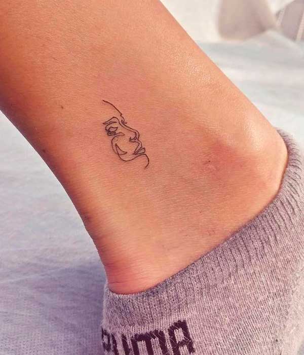 tatuajes minimalistas rostro en el pie significadodetatuajes