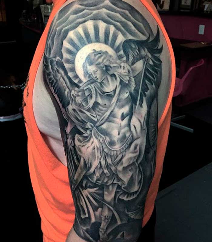 tatuajes negro y gris en el brazo