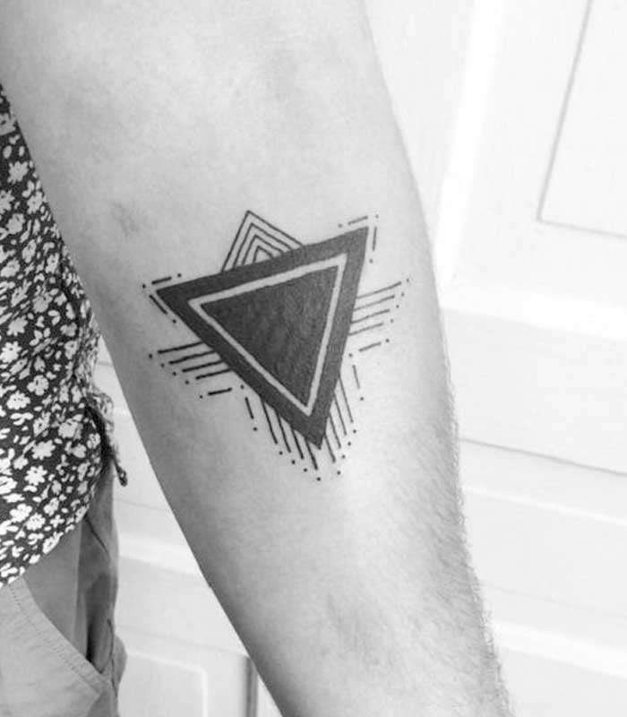 tatuajes negros de triangulos