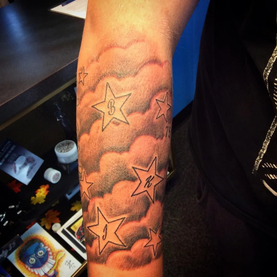 tatuajes nubes y estrellas