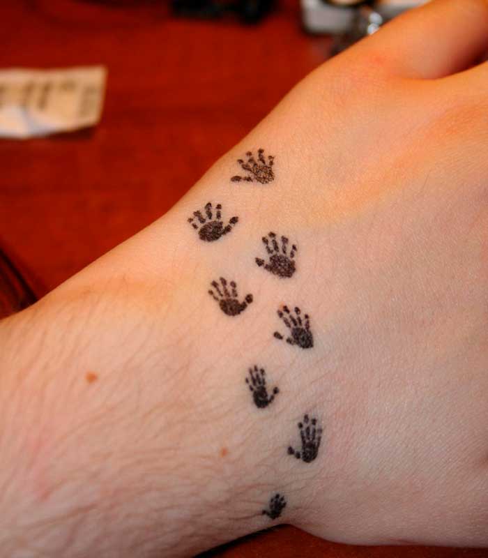 tatuajes pequenos en la mano huella canina