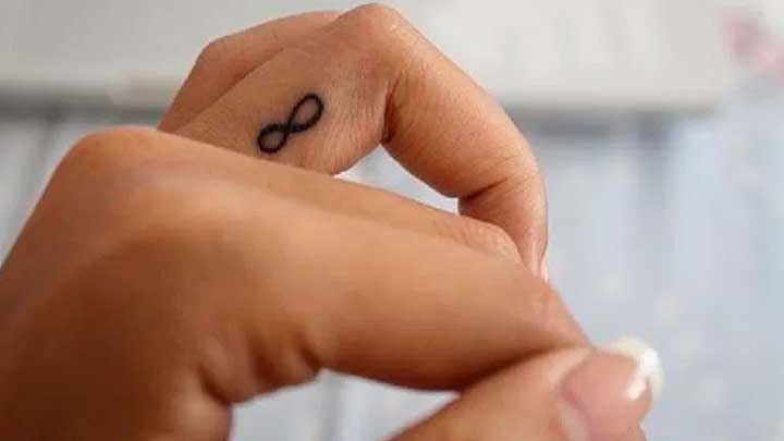 tatuajes pequenos en la mano infinito