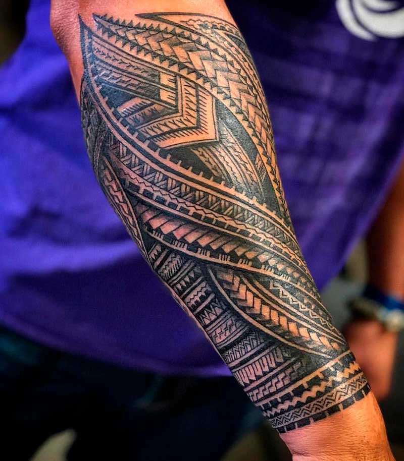 tatuajes polinesios en el brazo